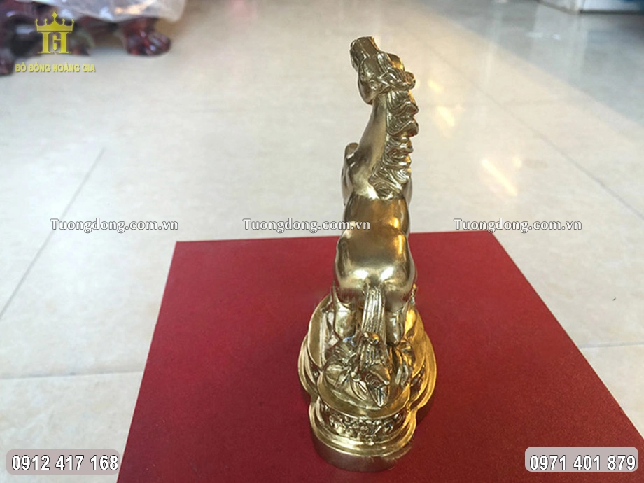 Hình ảnh phía sau của bức tượng ngựa